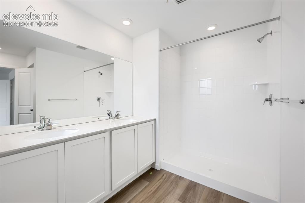Image 7 of 13: Bathroom