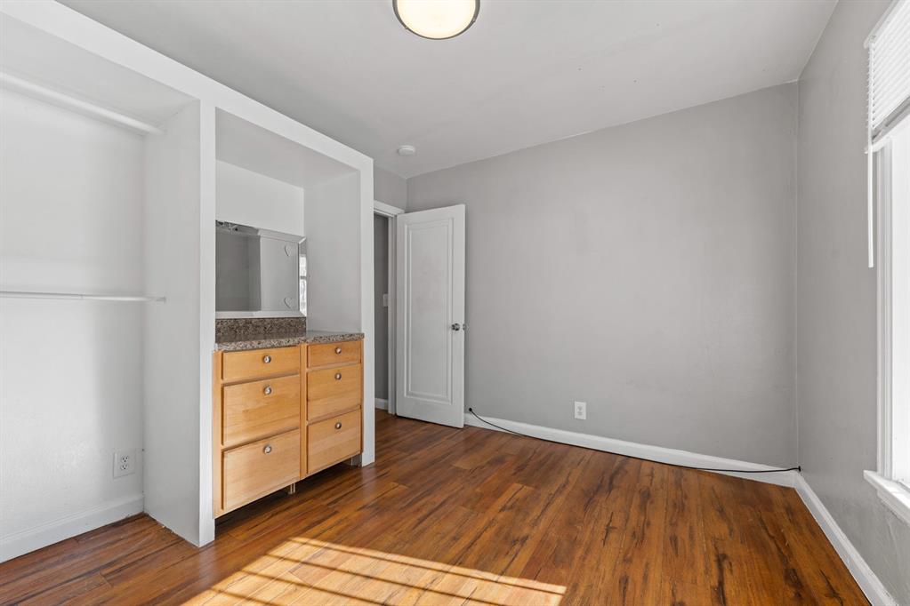 Image 7 of 13: Bedroom