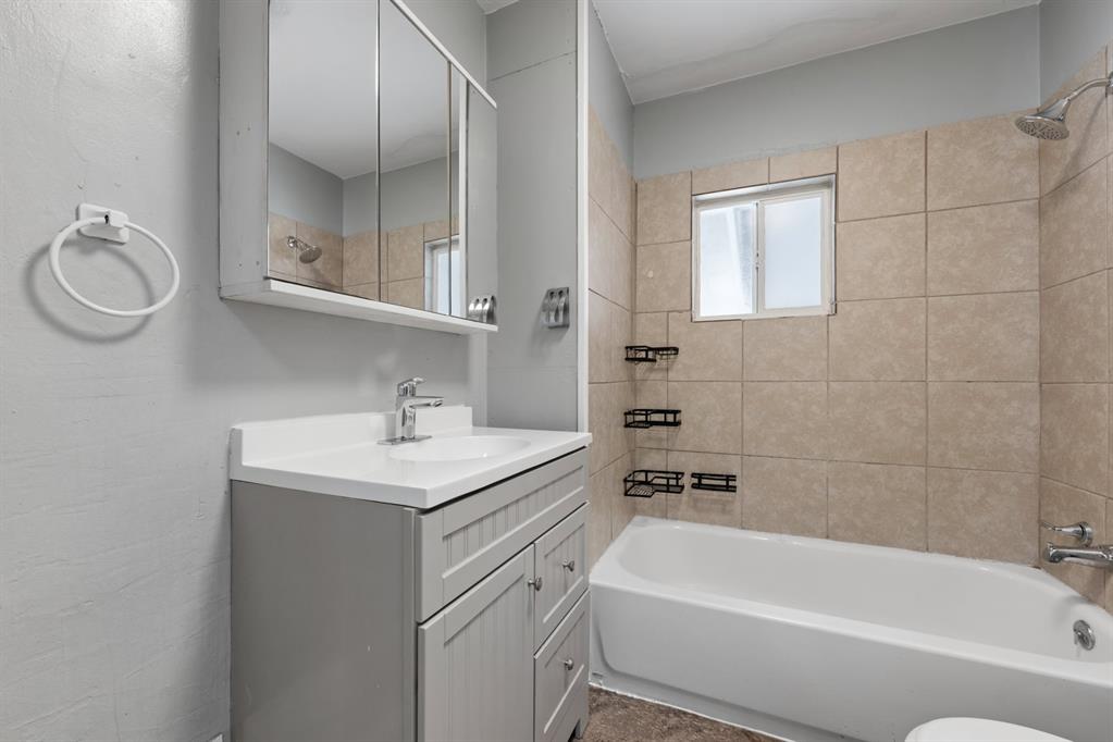 Image 8 of 13: Bathroom