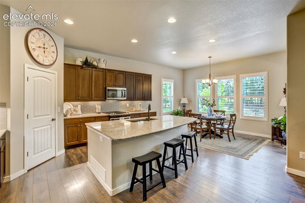 Image 10 of 50: Kitchen