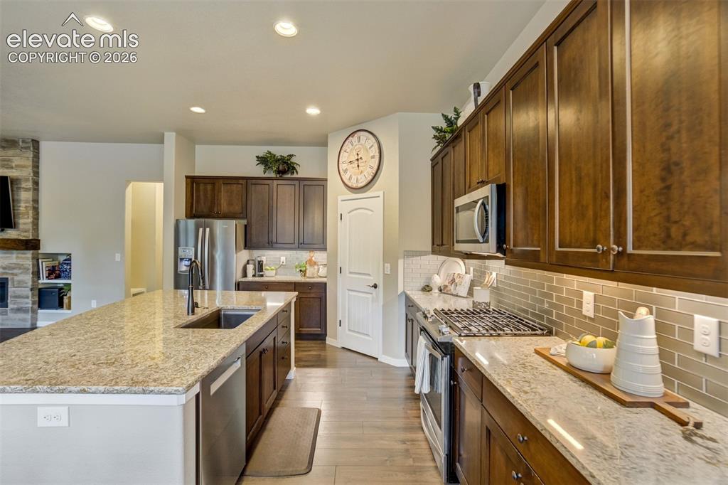 Image 14 of 50: Kitchen