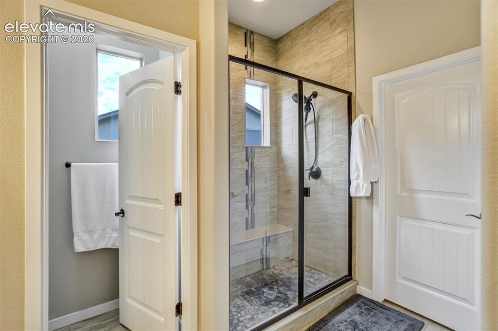 Image 18 of 50: Bathroom
