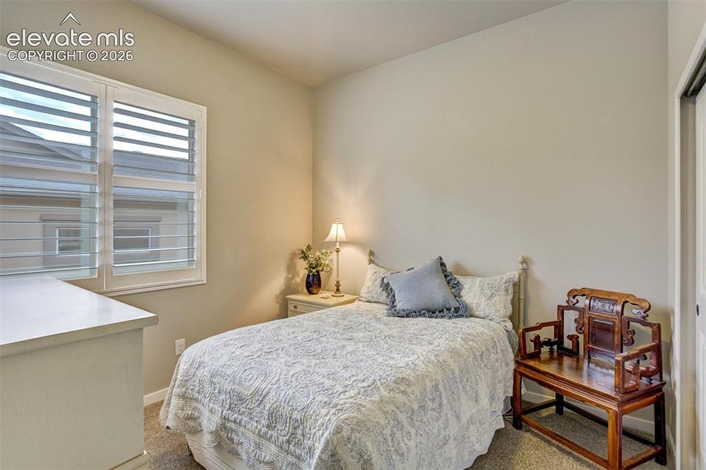 Image 19 of 50: Bedroom