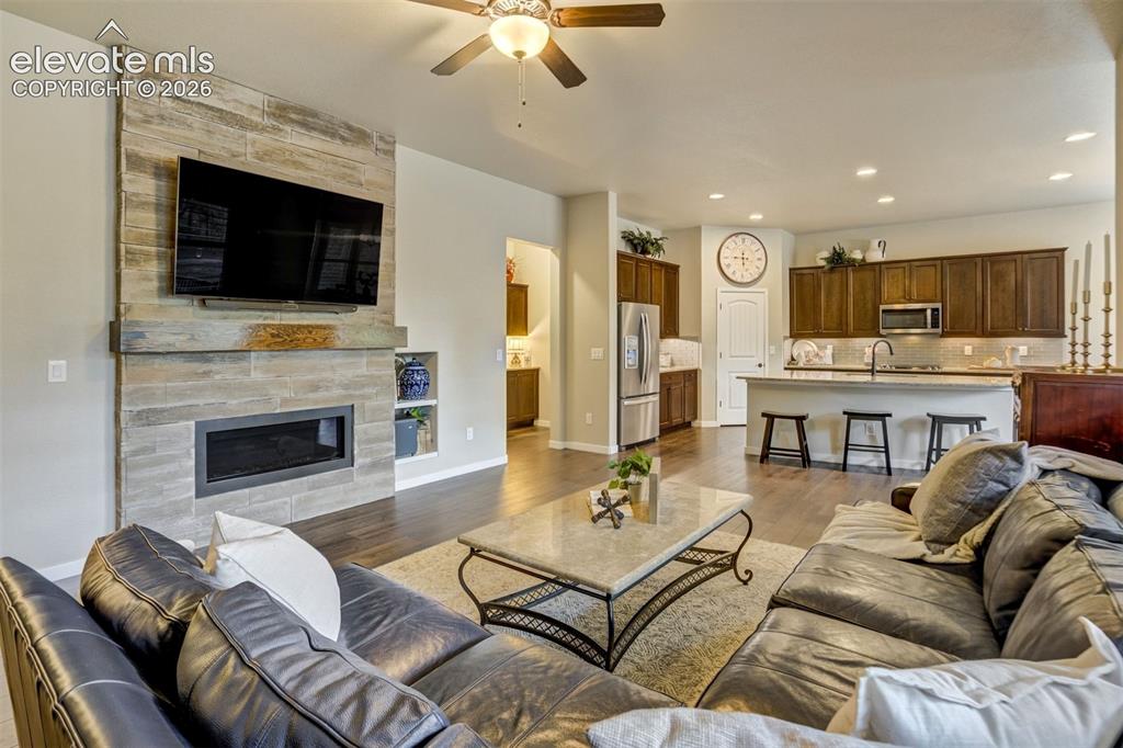 Image 8 of 50: Living Room