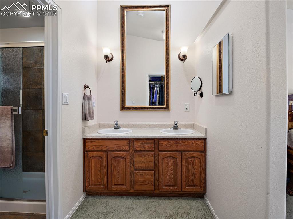 Image 14 of 41: Bathroom