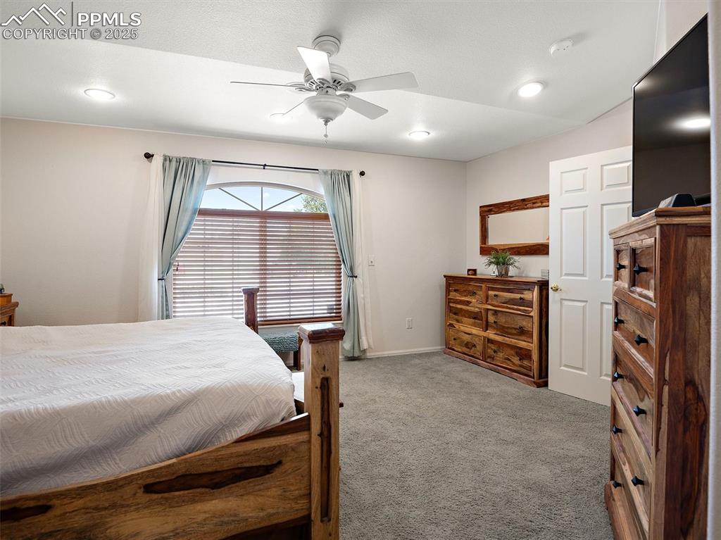 Image 15 of 41: Bedroom