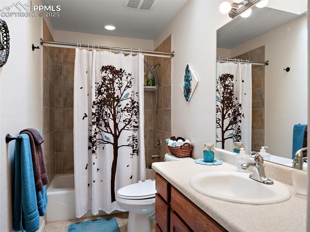 Image 19 of 41: Bathroom