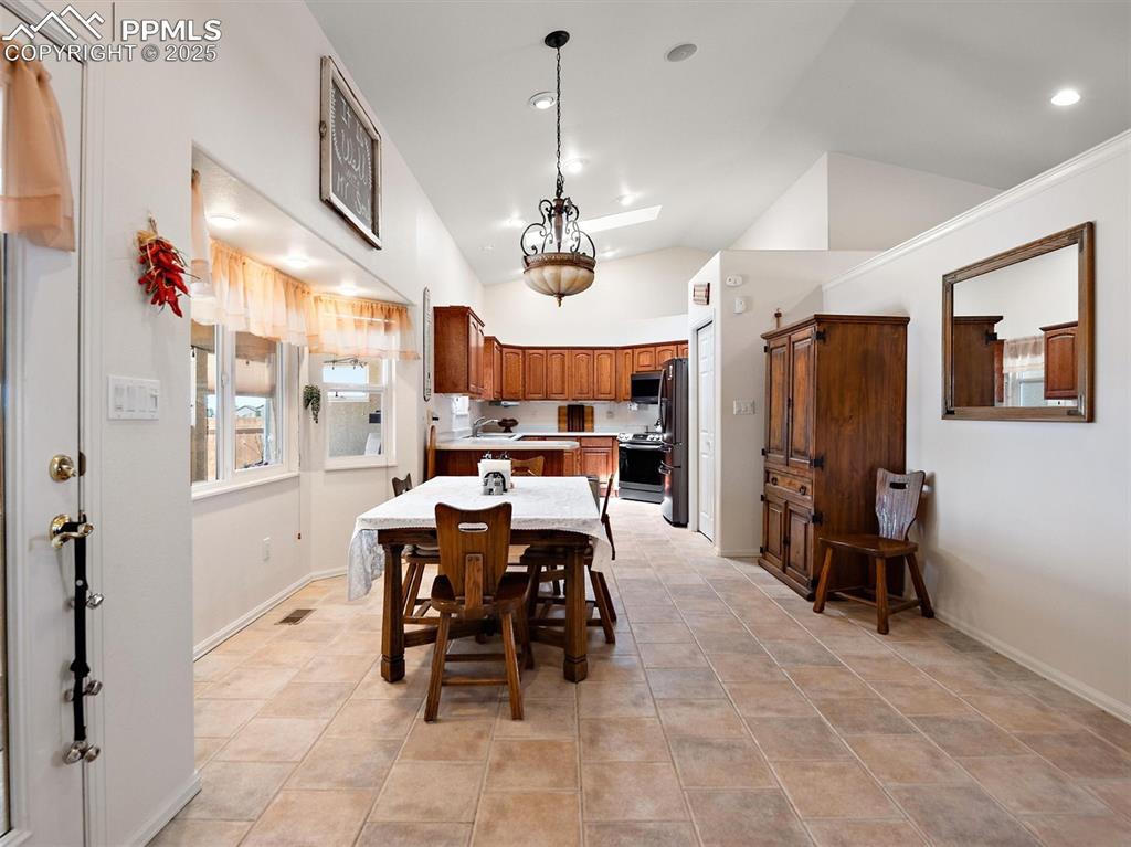 Image 22 of 41: Dining Area