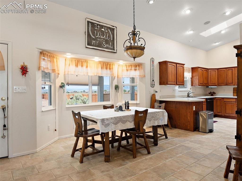 Image 24 of 41: Dining Area