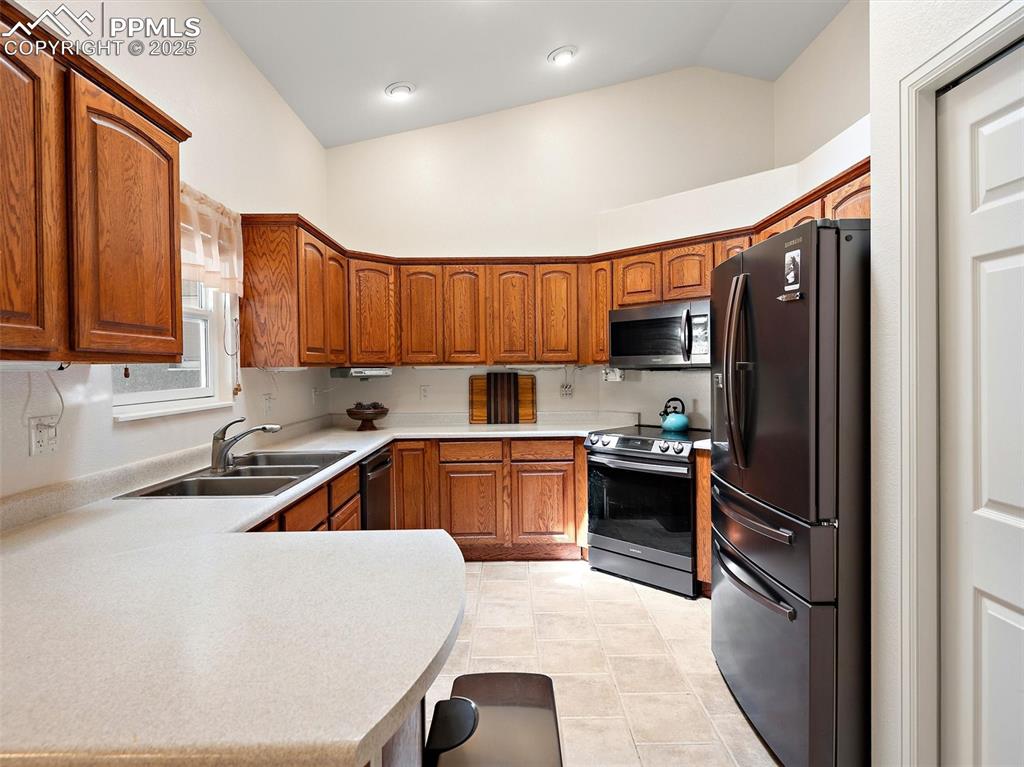 Image 25 of 41: Kitchen