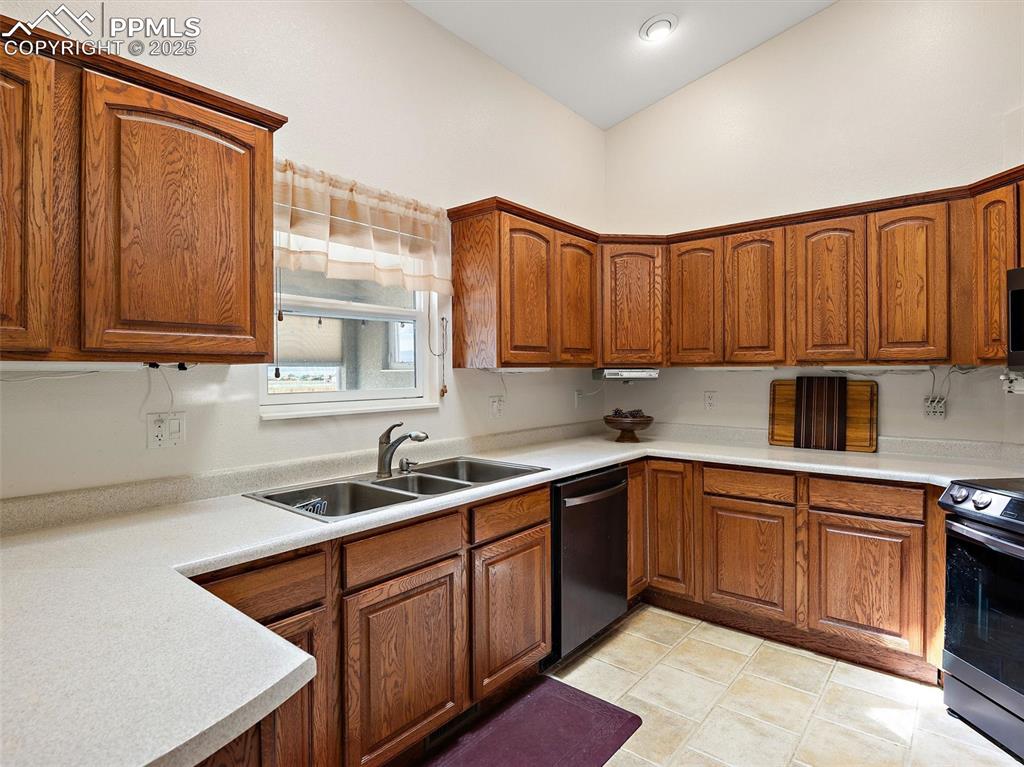 Image 26 of 41: Kitchen