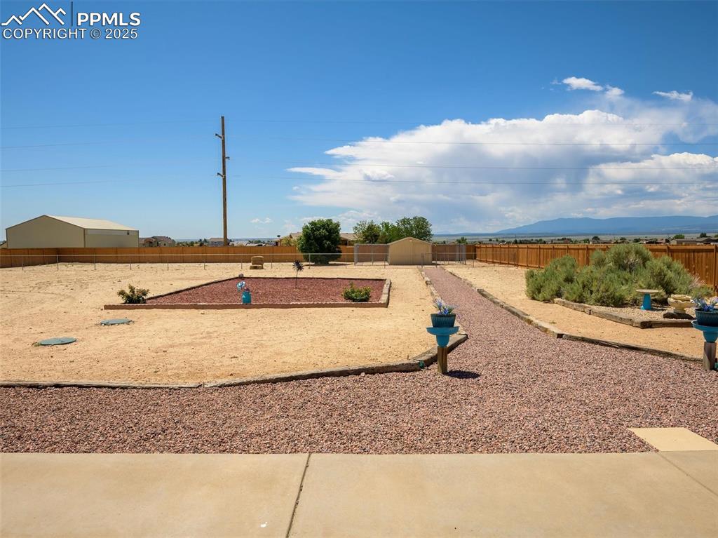 Image 30 of 41: Yard