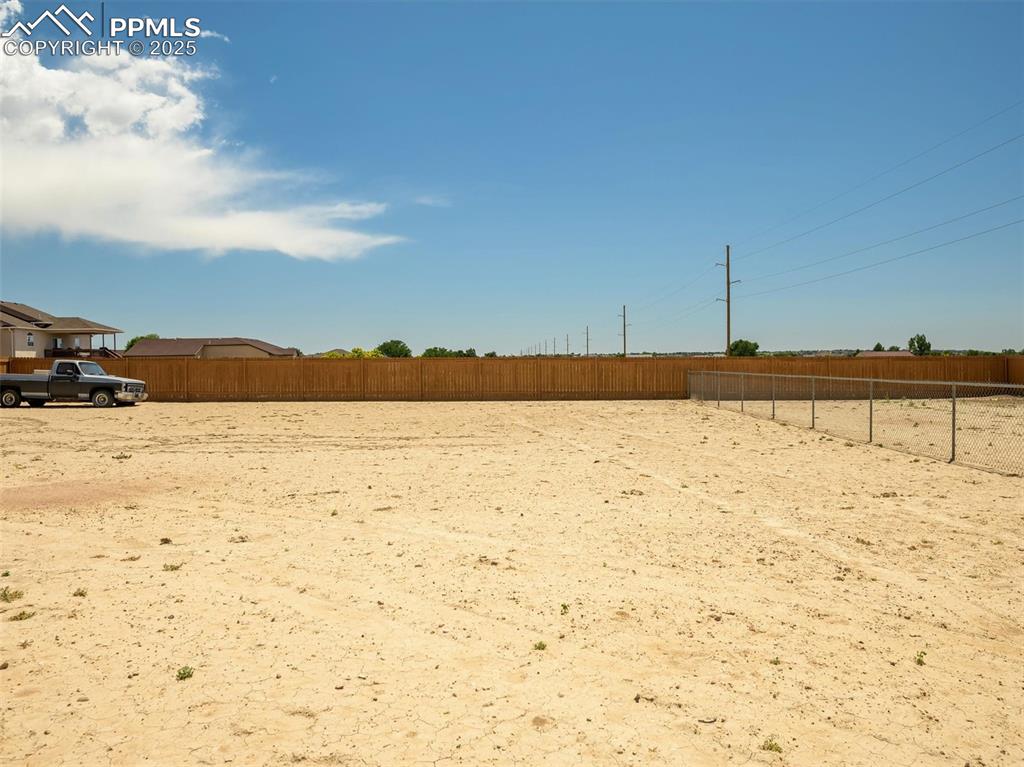 Image 33 of 41: Yard