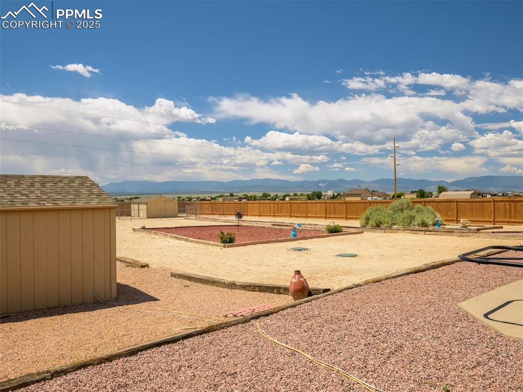 Image 34 of 41: Yard