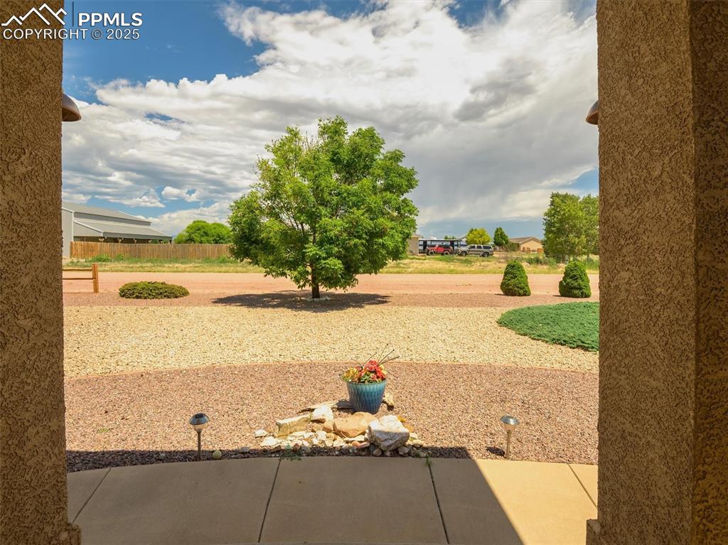 Image 36 of 41: Yard