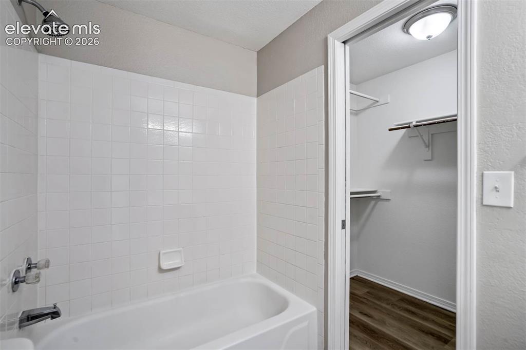 Image 17 of 41: Bathroom