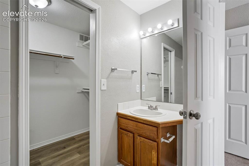 Image 18 of 41: Bathroom