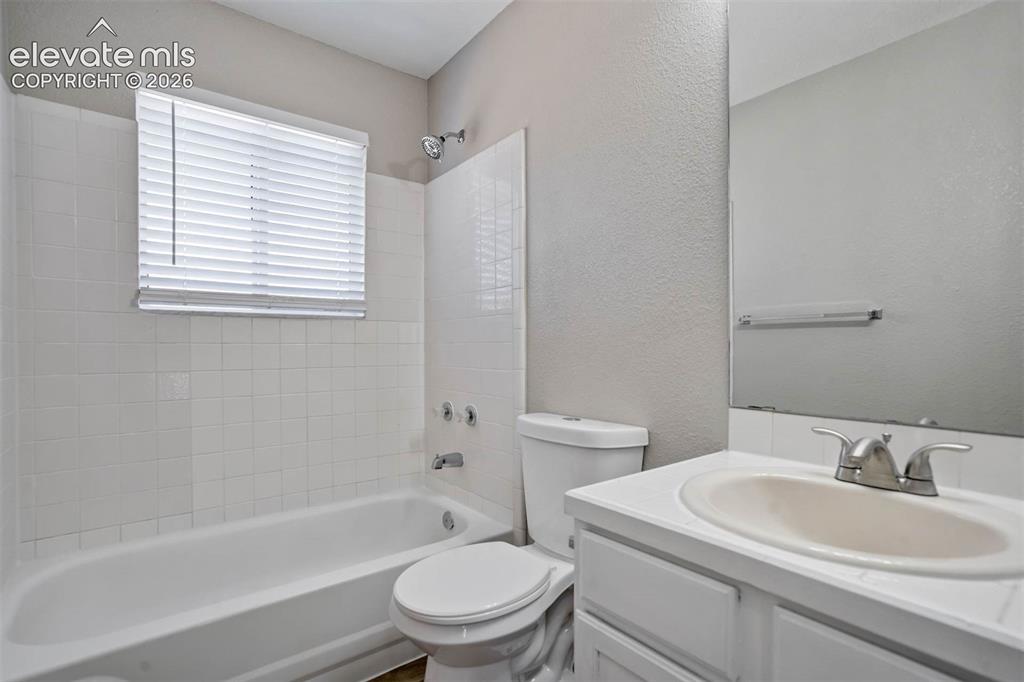 Image 25 of 41: Bathroom
