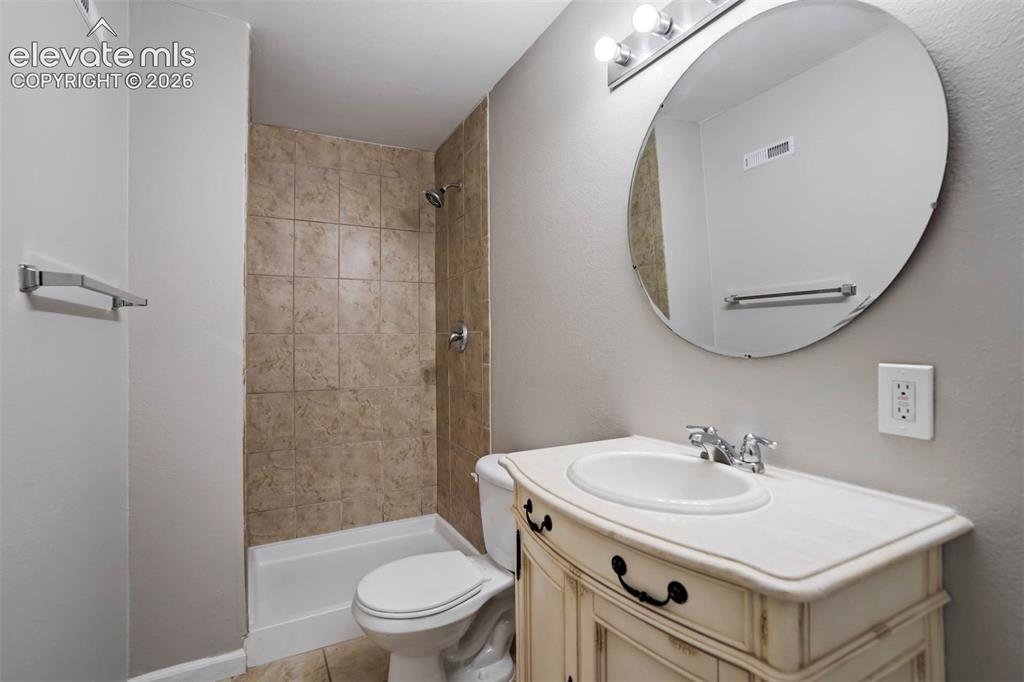 Image 33 of 41: Bathroom