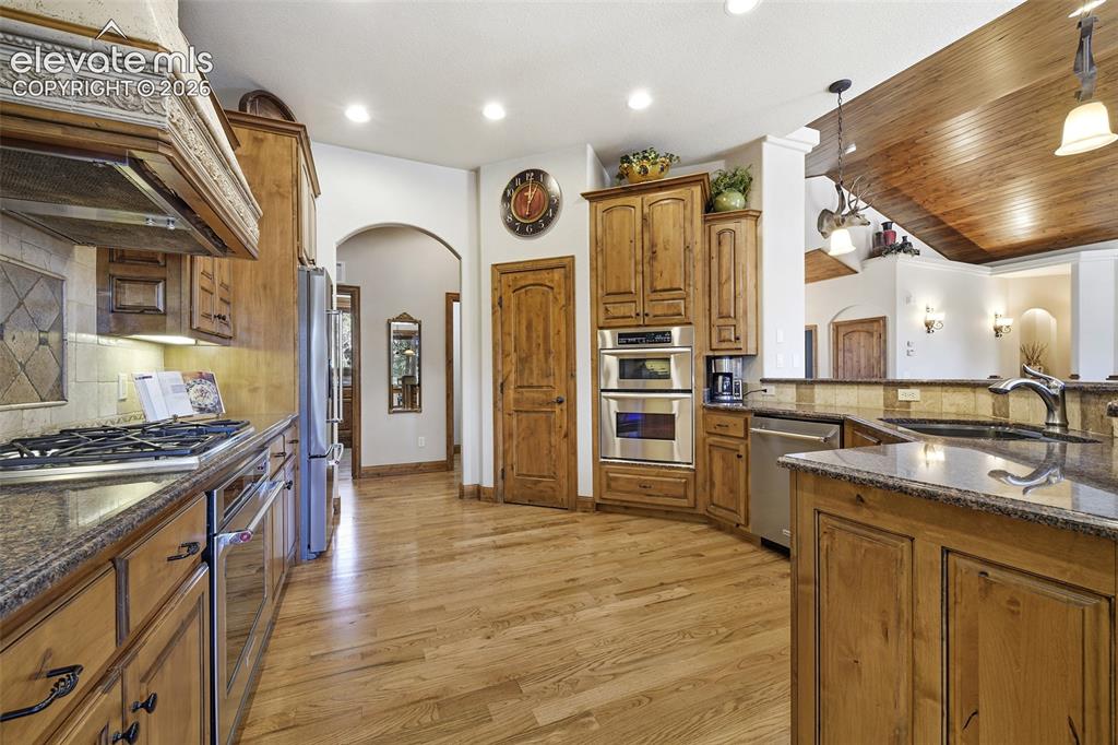 Image 10 of 43: Kitchen