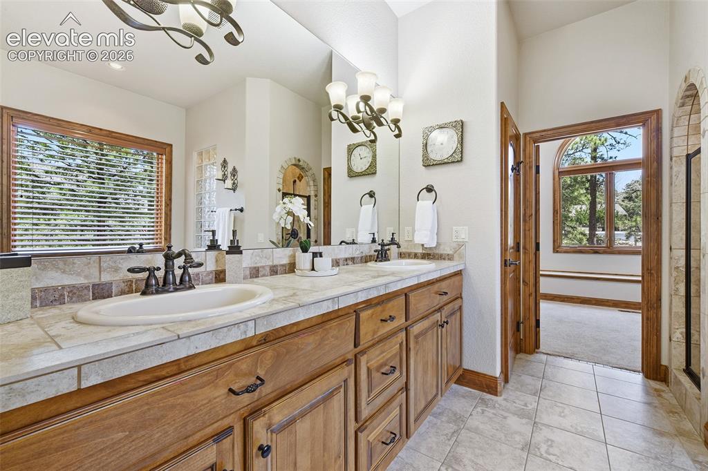 Image 17 of 43: Bathroom
