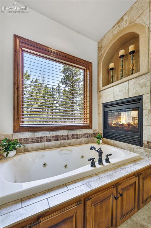 Image 18 of 43: Bathroom