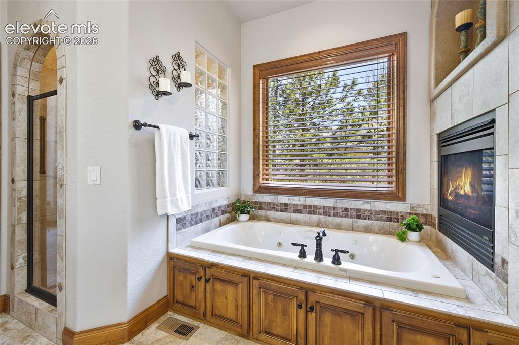 Image 19 of 43: Bathroom