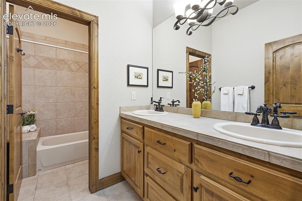 Image 33 of 43: Bathroom