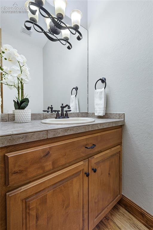 Image 34 of 43: Bathroom