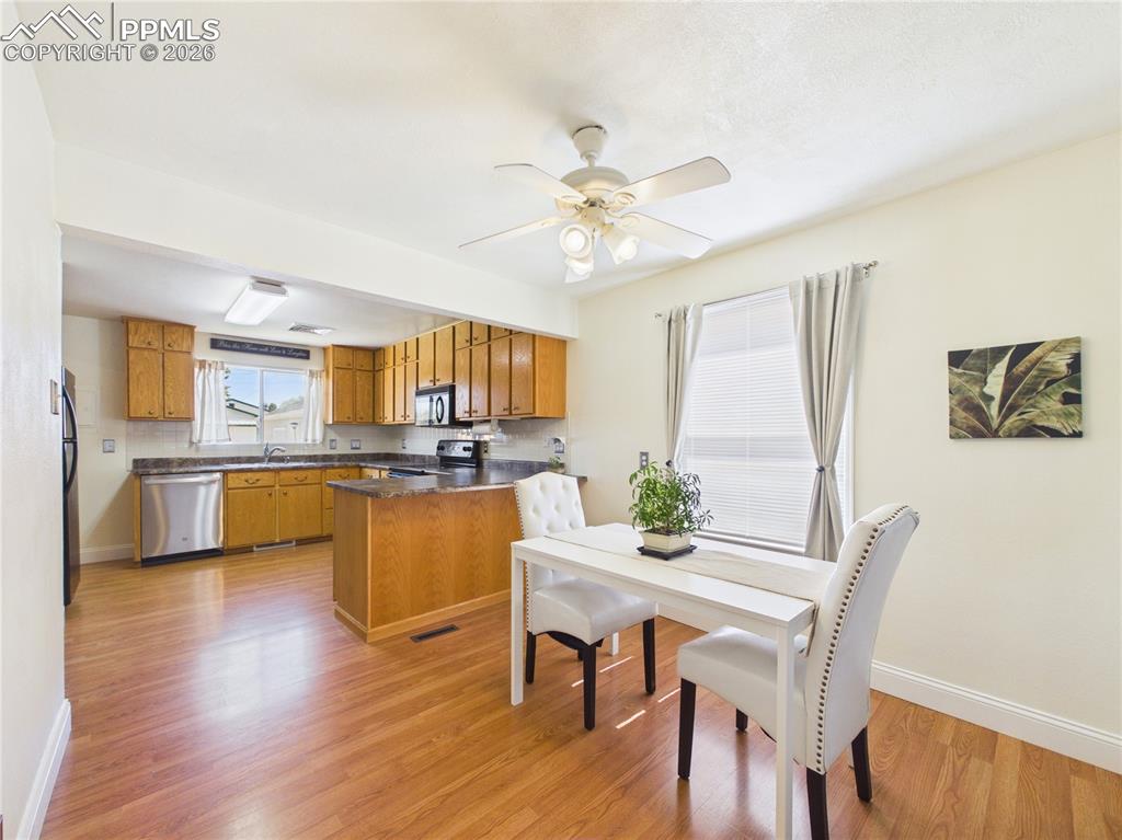 Image 10 of 40: Kitchen