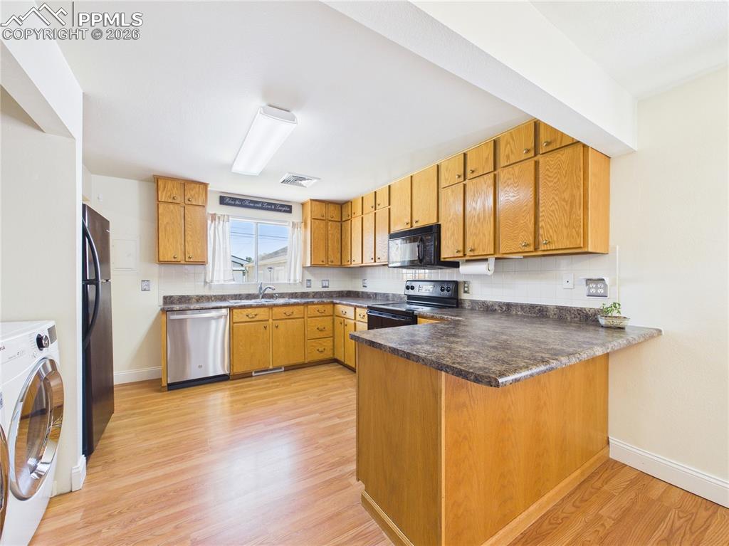 Image 12 of 40: Kitchen