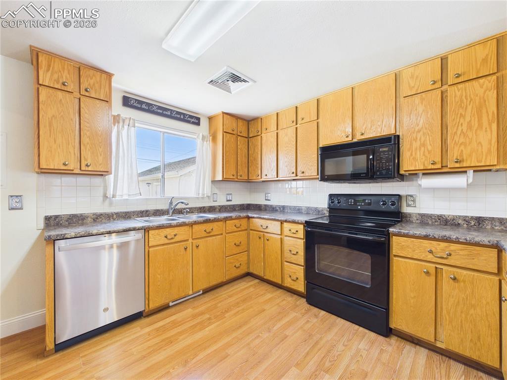 Image 14 of 40: Kitchen