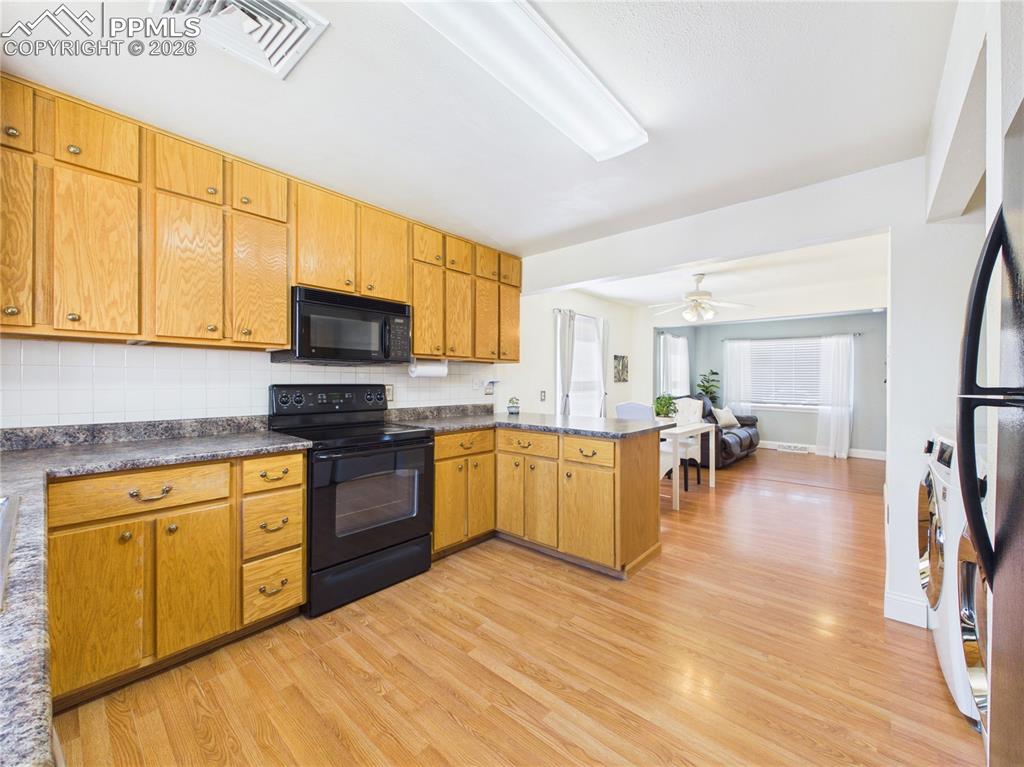 Image 15 of 40: Kitchen