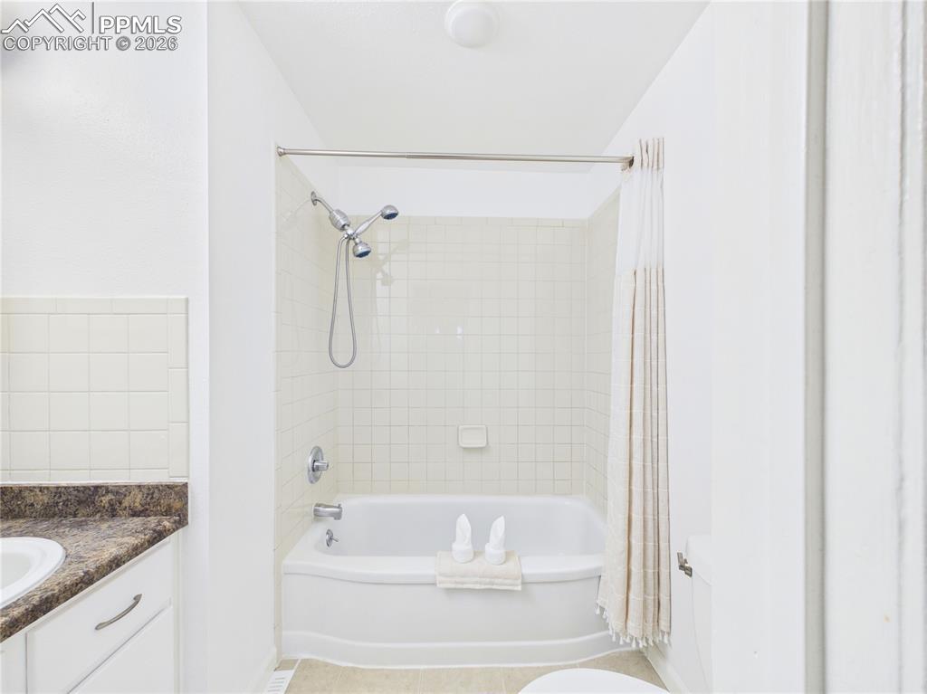 Image 24 of 40: Bathroom