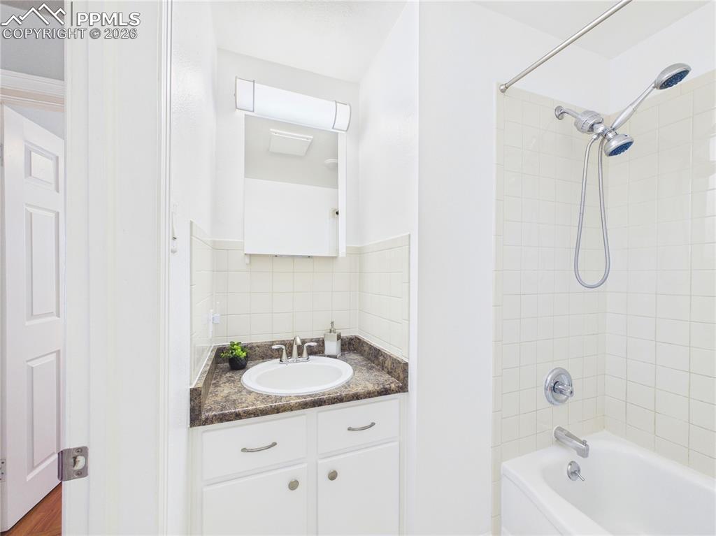 Image 25 of 40: Bathroom