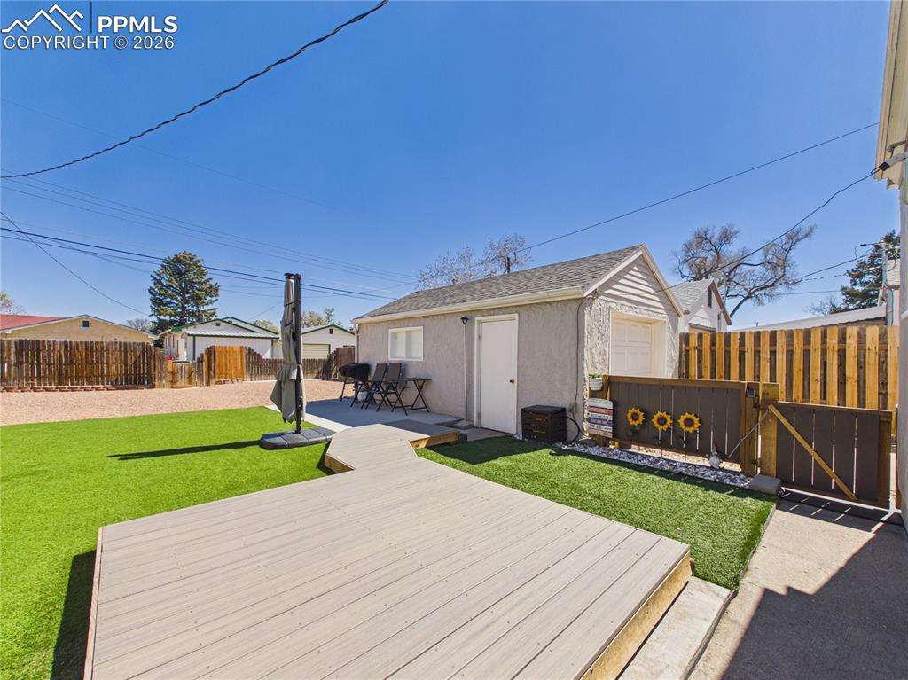 Image 30 of 40: Deck