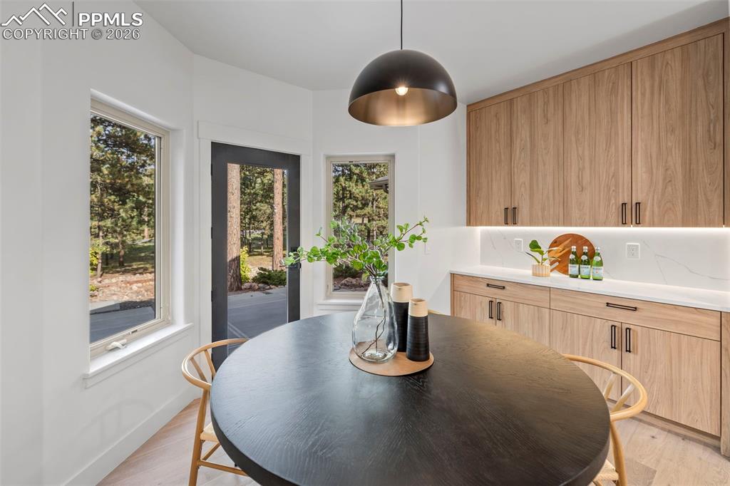 Image 12 of 45: Dining Area