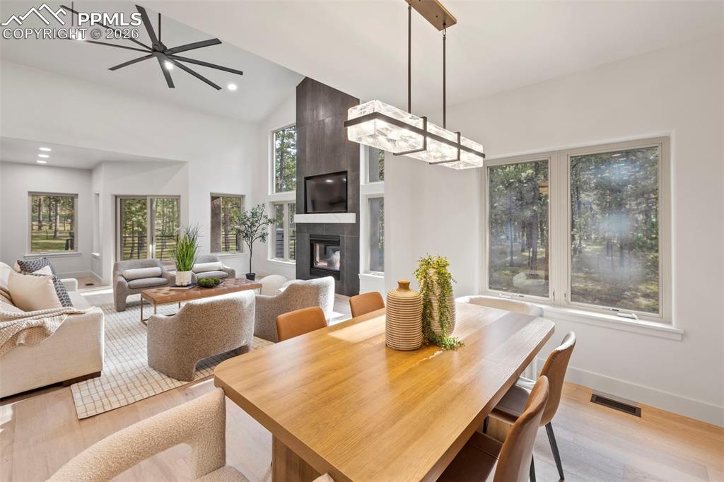 Image 14 of 45: Dining Area