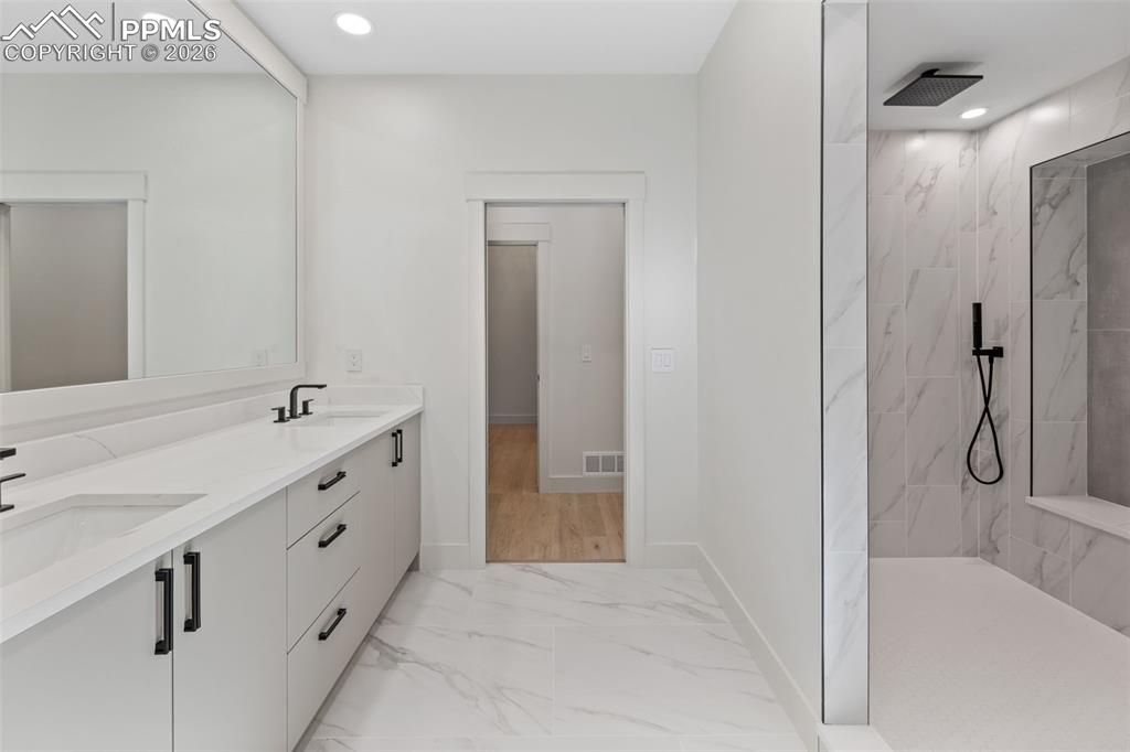 Image 23 of 45: Bathroom