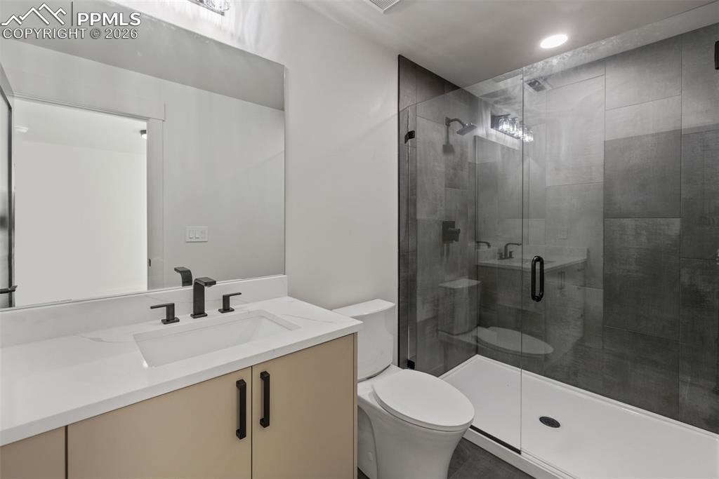 Image 33 of 45: Bathroom