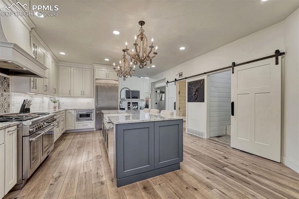 Image 15 of 42: Kitchen