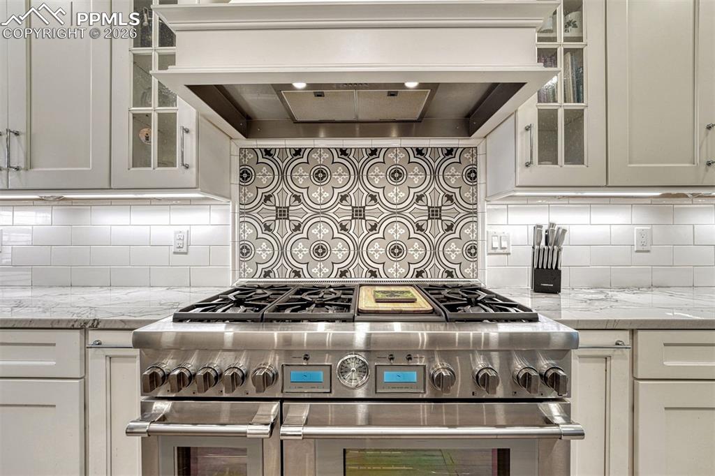 Image 16 of 42: Kitchen