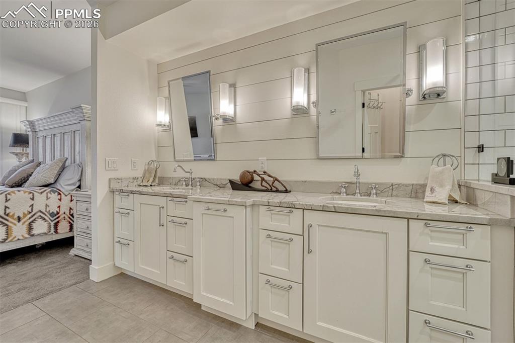 Image 22 of 42: Bathroom