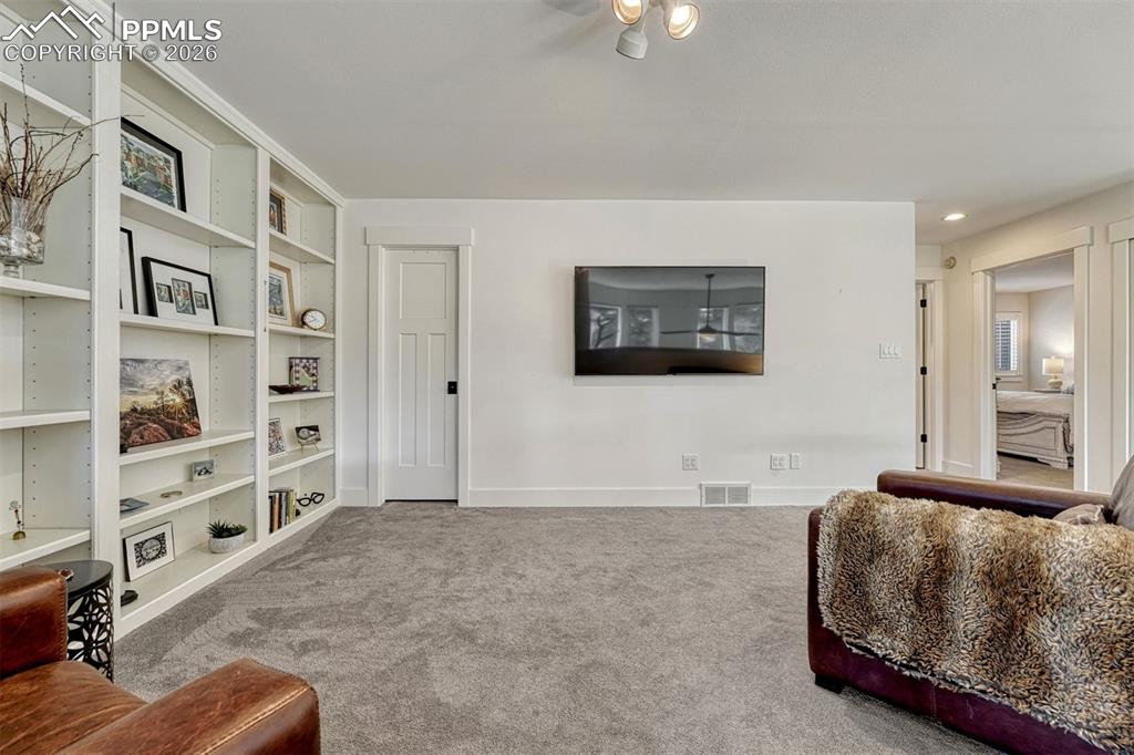 Image 27 of 42: Sitting Room