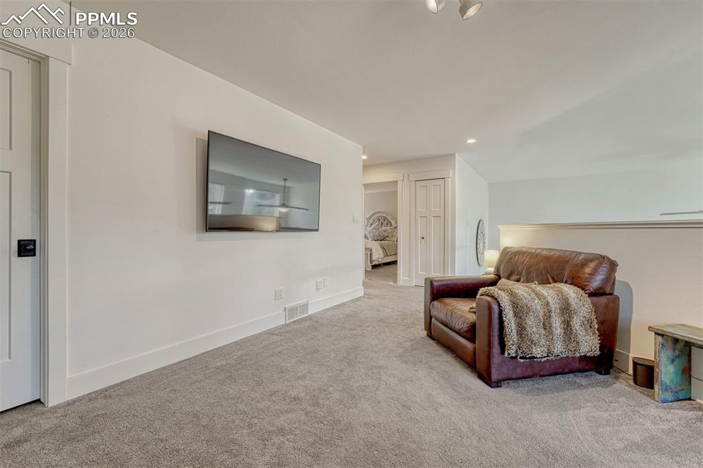 Image 28 of 42: Sitting Room