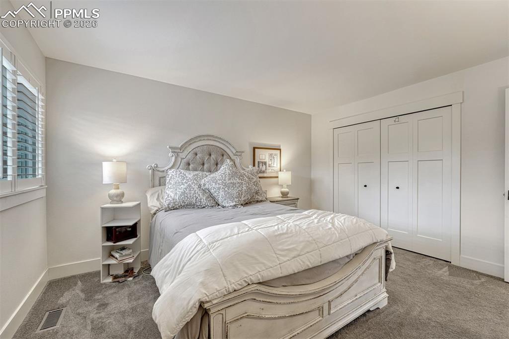 Image 32 of 42: Bedroom