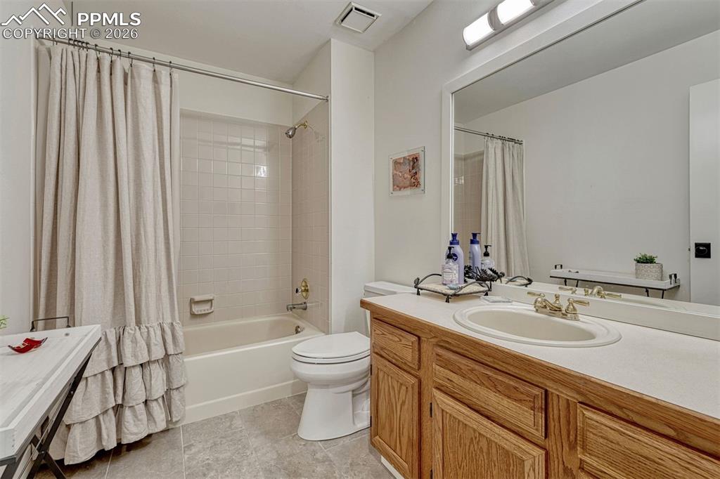 Image 33 of 42: Bathroom