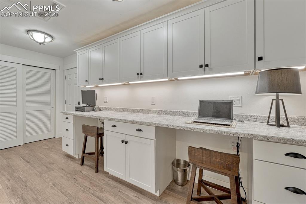 Image 34 of 42: Office