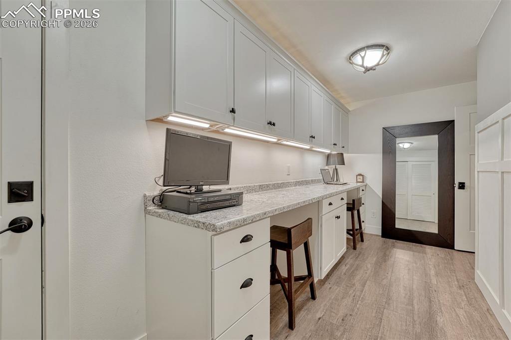 Image 35 of 42: Office