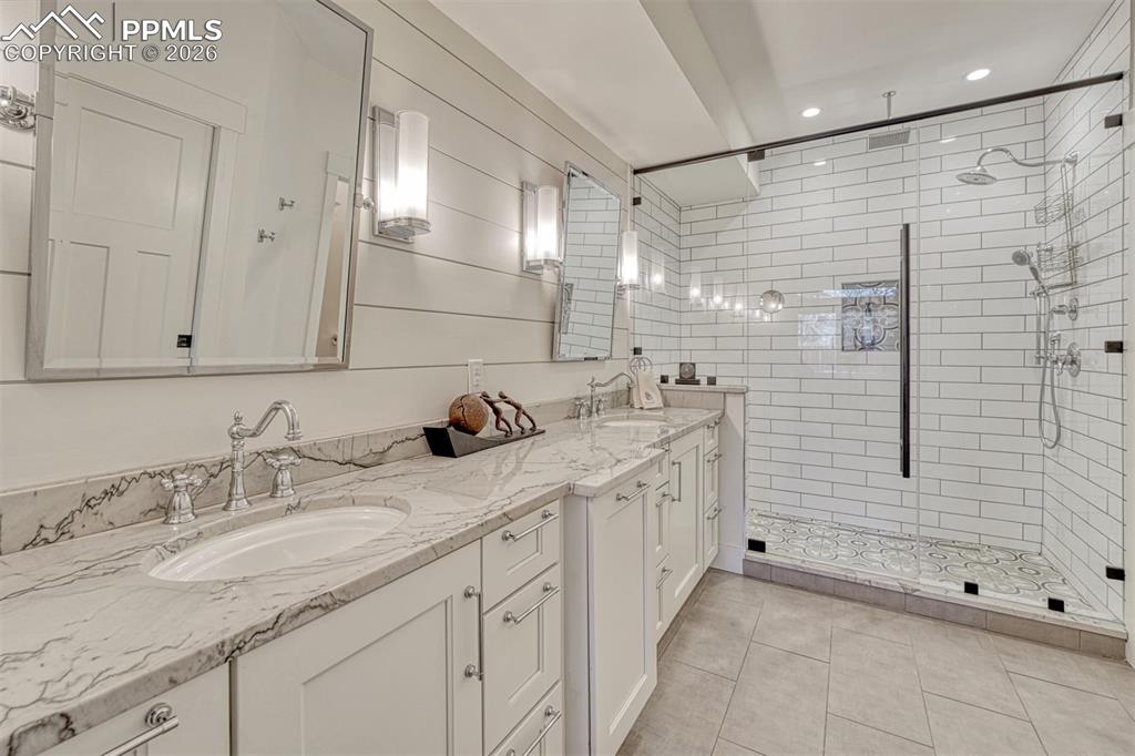 Image 6 of 42: Bathroom